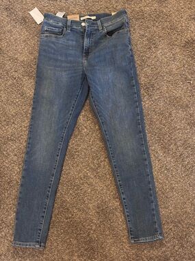 Levi's Women's 720 High Wasted Skinny Jeans in Medium Blue Wash size 28